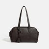 f0792fa5-e197-4025-930e-7f4c6241c07f Versatile, high-capacity handbag suitable for commuting