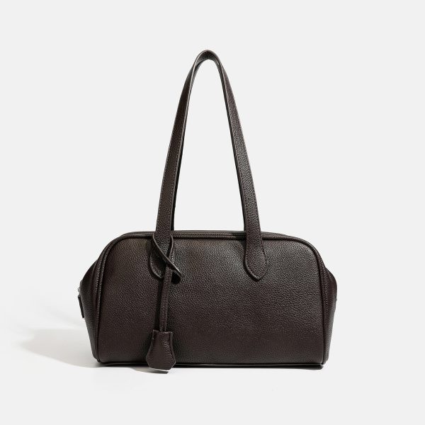 f0792fa5-e197-4025-930e-7f4c6241c07f Versatile, high-capacity handbag suitable for commuting