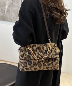 f7906cf5-93a5-4576-a438-94a7917420c8 Stylish One-shoulder Envelope Bag With Leopard Print And Fluffy Accents Crossbody Bag