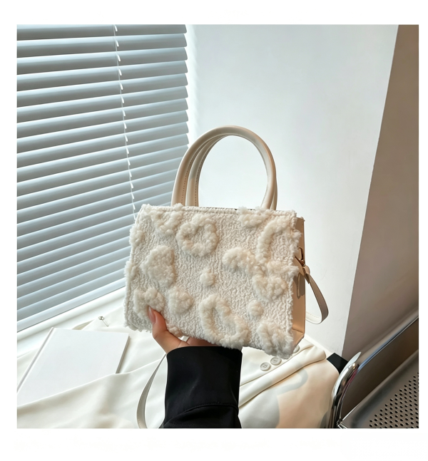 去除图片英文字母 (16) Stylish plush women's shoulder bag with a premium feel; doubles as a versatile crossbody bag